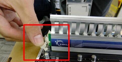 Win10開機后顯示器無信號怎么辦？