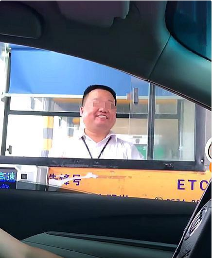 抖音高速收費(fèi)員假笑圖片有哪些_高速收費(fèi)員假笑圖片分享