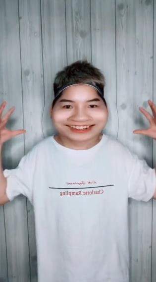 抖音雙手控臉特效怎么拍攝   抖音雙手控臉特效拍攝方法