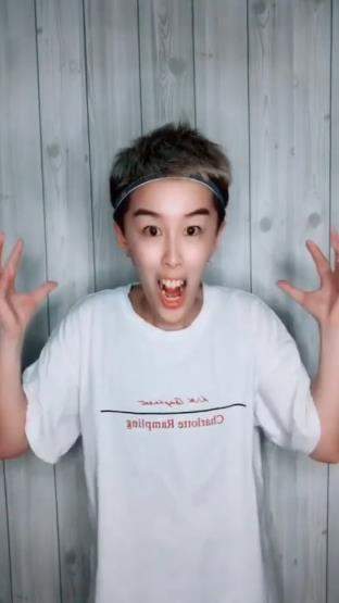 抖音雙手控臉特效怎么拍攝   抖音雙手控臉特效拍攝方法