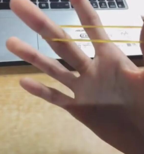 抖音橡皮筋在手上轉(zhuǎn)圈怎么操作的？抖音橡皮筋在手上轉(zhuǎn)圈攻略介紹！