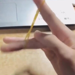 抖音橡皮筋在手上轉(zhuǎn)圈怎么操作的？抖音橡皮筋在手上轉(zhuǎn)圈攻略介紹！