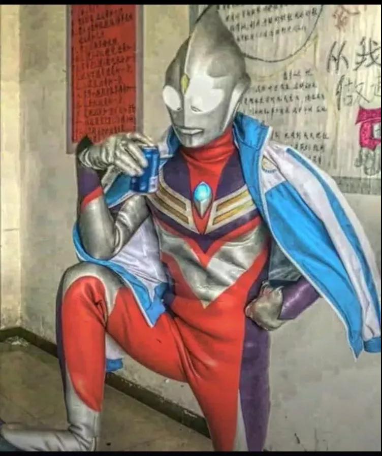 抖音奧特曼豪情在天圖片_豪情在天誰能與我爭鋒奧特曼表情包