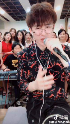 抖音在這溫暖的房間我于是慢慢發現是什么歌?完整版歌詞一覽