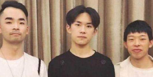 【抖音你讓我做大哥我教你梳中分什么梗】出處內涵