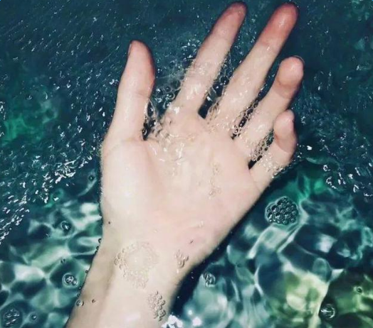 抖音水盆拍照反差色怎么玩_水盆閃光燈反差色拍照教程【圖】