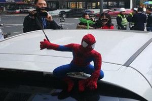 抖音車頂上放蜘蛛俠是什么意思？抖音車頂上放蜘蛛俠是什么梗