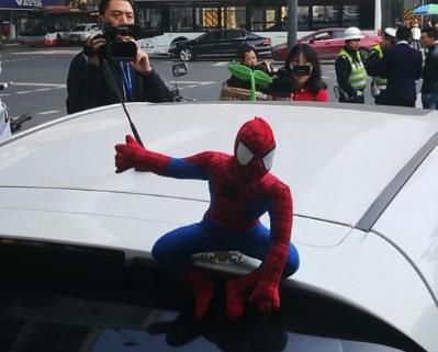 抖音車頂上放蜘蛛俠是什么意思？抖音車頂上放蜘蛛俠是什么梗