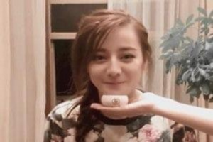 抖音手托下巴為什么 抖音手托下巴是什么意思