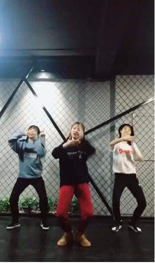 抖音電擺舞BGM詳細(xì)介紹及舞蹈教程分享