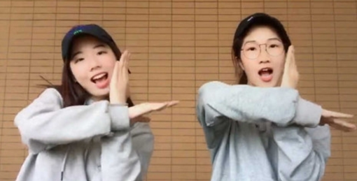 抖音另一個我手勢舞怎么拍