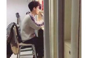 抖音紙短情長是誰唱的？抖音紙短情長宿舍男生版分享