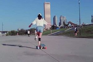 抖音滑板女孩動態(tài)桌面壁紙怎么設(shè)置？抖音滑板女孩動態(tài)壁紙設(shè)置方法