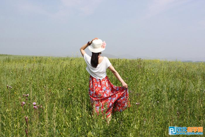 PS給草原上的女友調(diào)成魔幻的藍(lán)紫色